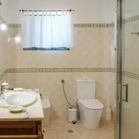 Casa Da Alegria - Piscina, Sala De Jogos, 4 Quartos * Cardigos